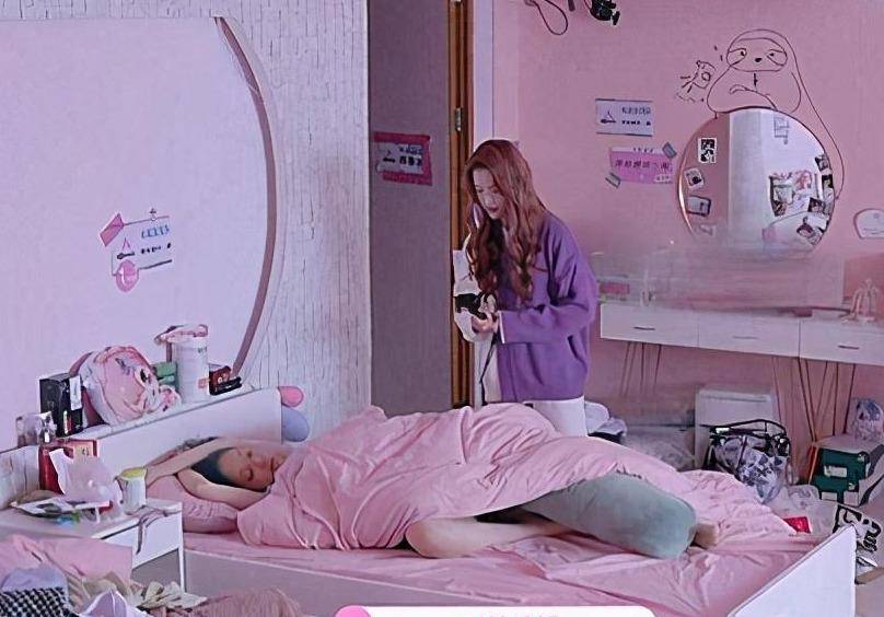 女明星的睡姿:只有迪丽热巴最正常,看到杨超越:是有多累?