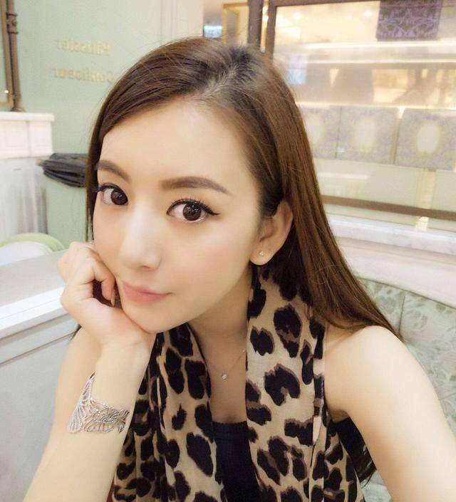 王鸥和ab还合影过有时像黄晓明前妻angelababy叶珂有着标准的网(p)红