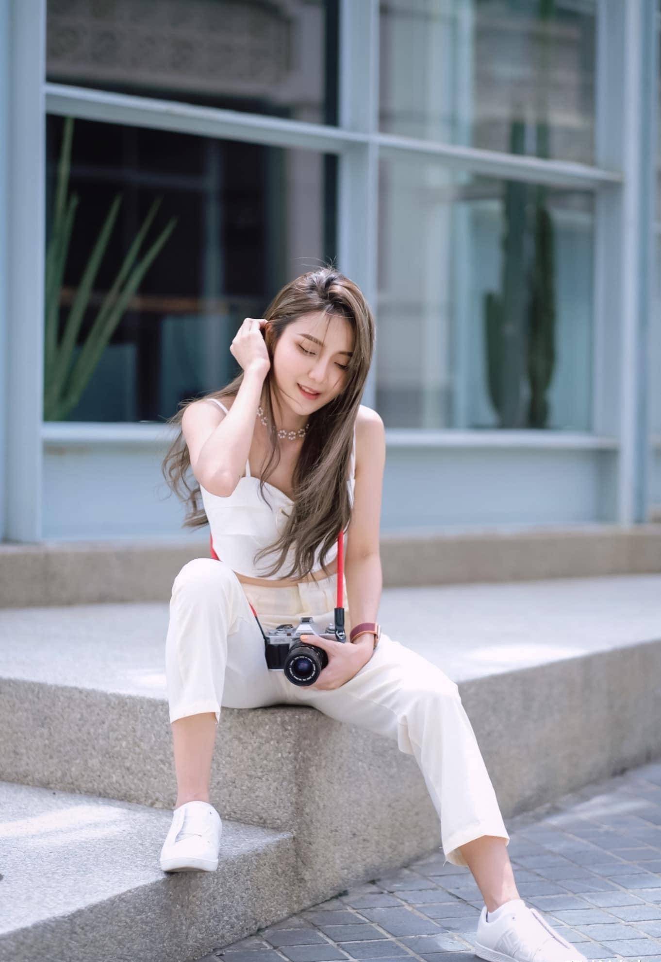 原创对有颜值有身材的女生来说简单的穿搭就能展现出迷人的魅力