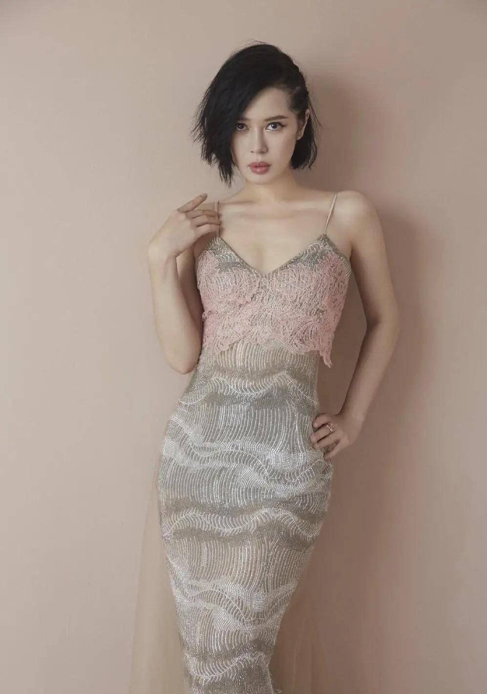 46岁余男身段好妖娆,一袭蕾丝吊带连衣裙凹造型,性感到骨子里_时尚