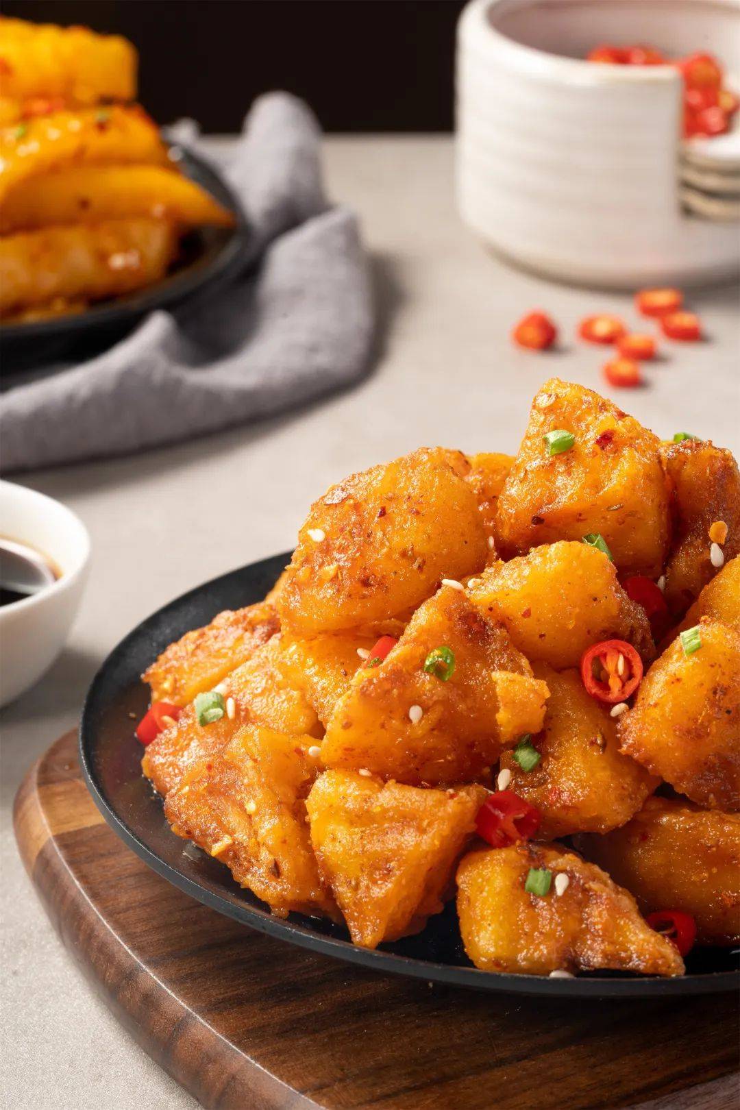 里面是土豆特有的绵香软糯,做好的锅巴土豆焦香入味,香辣过瘾,一口一