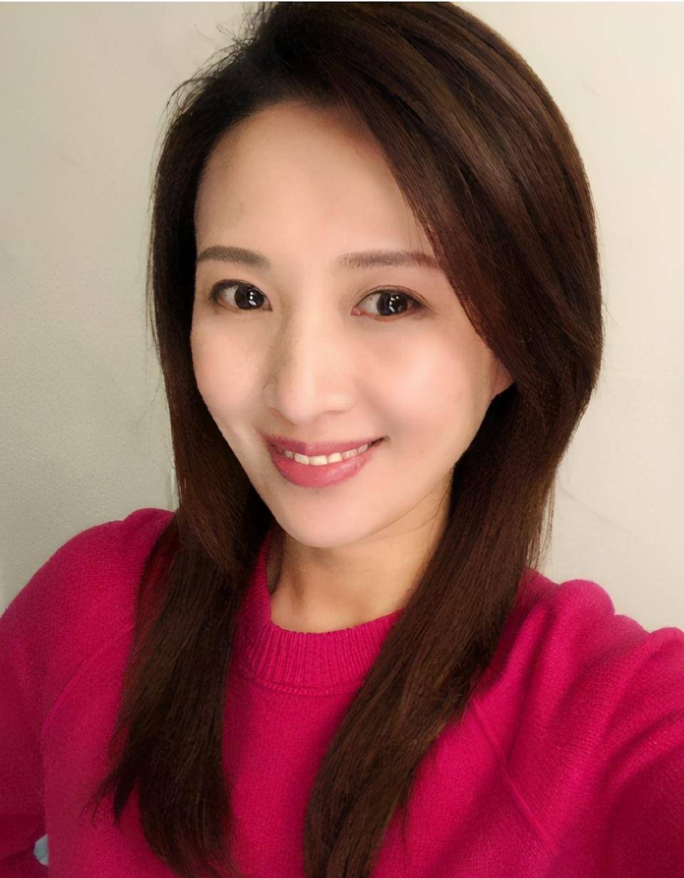 孙艺洲的妻子叫做曹晓雯,两人也是一起合作过,可能也是因戏生情吧.