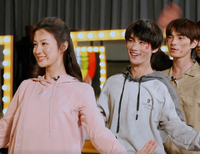 演员2:王楚然"带伤"跳舞,镜头向下看清她小腿,太出戏了_丁程鑫_时候