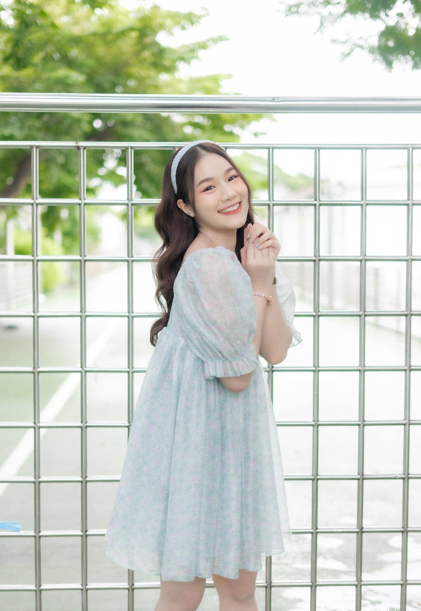 原创穿泡泡袖蓬蓬裙的女生甜美阳光的笑容展现出令人心动的青春活力