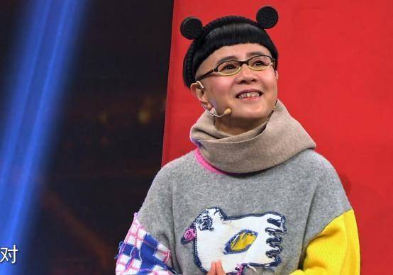 53岁的刘纯燕咋还这么不显老,不仅动作像个小孩,状态更显小_造型_生活