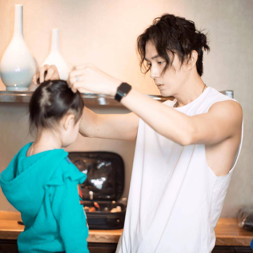 "超级奶爸"李承铉:全职带娃6年身患抑郁,却被质疑"软饭男"_戚薇_孩子