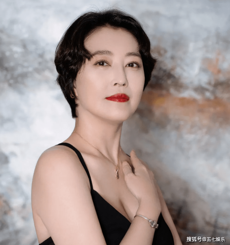 56岁演员周海媚拍写真:五官在线,皮肤紧致无赘肉,腰部弧线优美_中国