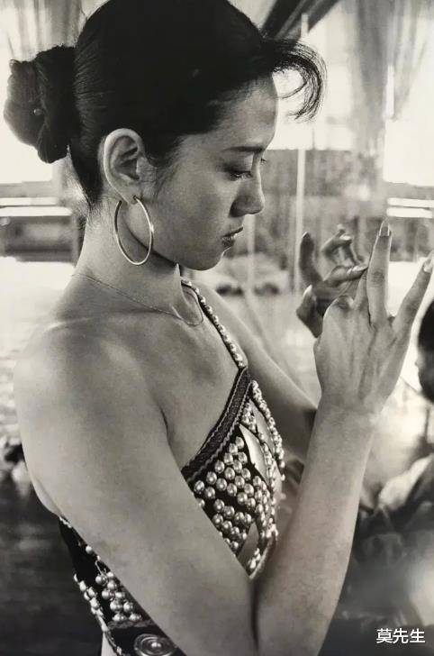 杨丽萍年轻时旧照被翻出,冯小刚赞她是精,今62岁的她气质犹在_舞台