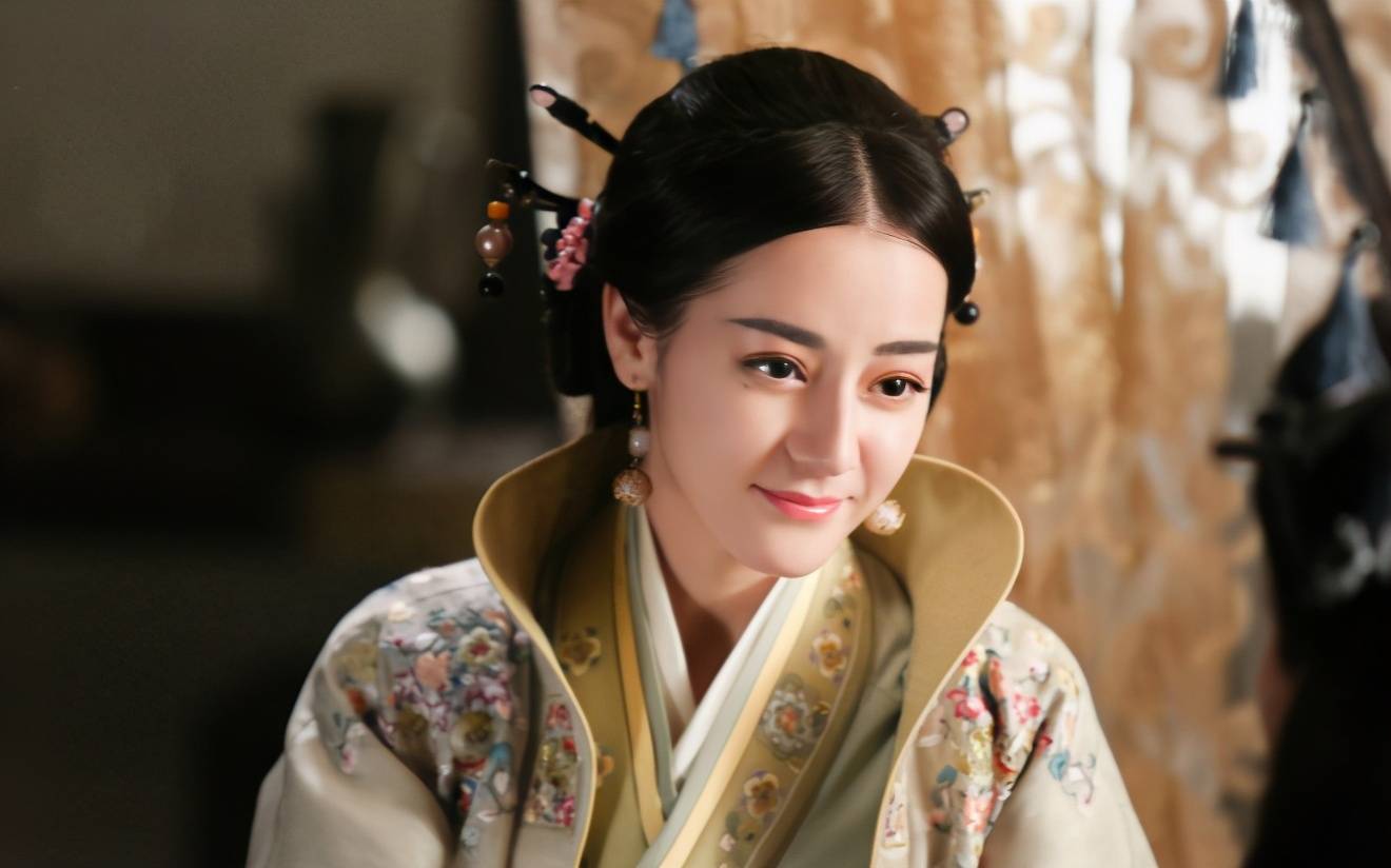 在《古剑奇谭》中迪丽热巴饰演的还是一个小配角,不过虽然是一个很小