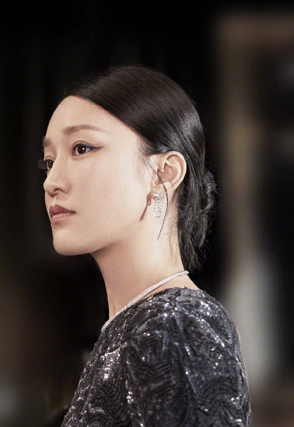 46岁周迅气场强大,穿时尚袜一点不low,配亮片上衣贵气十足_黑色_显得