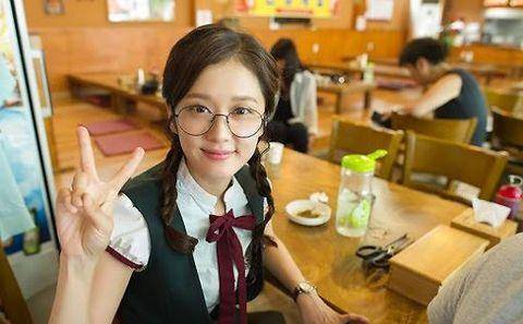 回顾她2014 年演出《命中注定我爱你》时已经34 岁了,穿起校服绑辫子