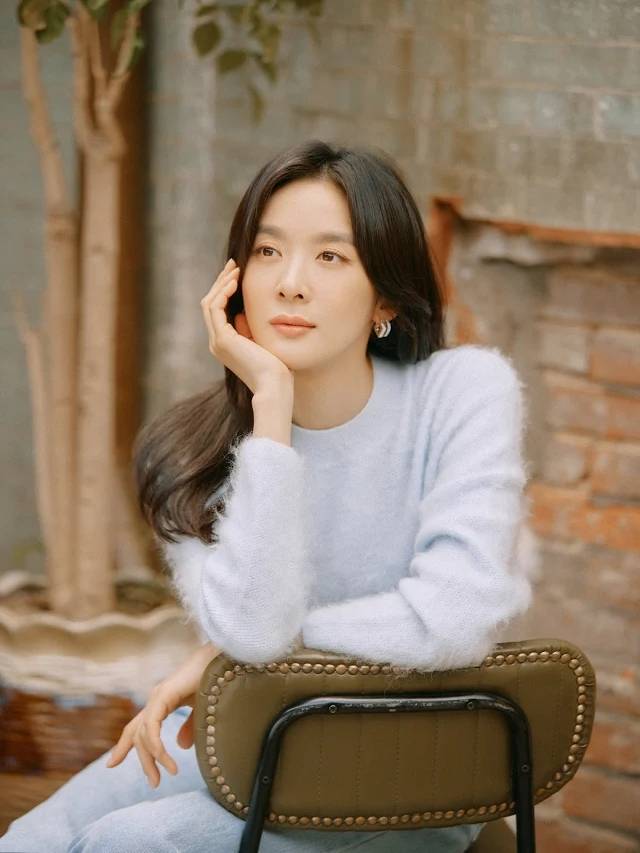 国外新秀女演员撞脸多位艺人上了热搜,来看她那张变幻莫测的脸_崔成恩