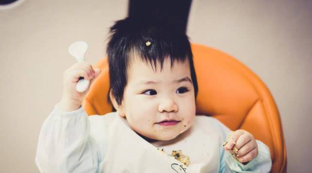 跳水女王吴敏霞罕见晒女儿的正面照,1岁女儿五官长得像极了爸爸_西西