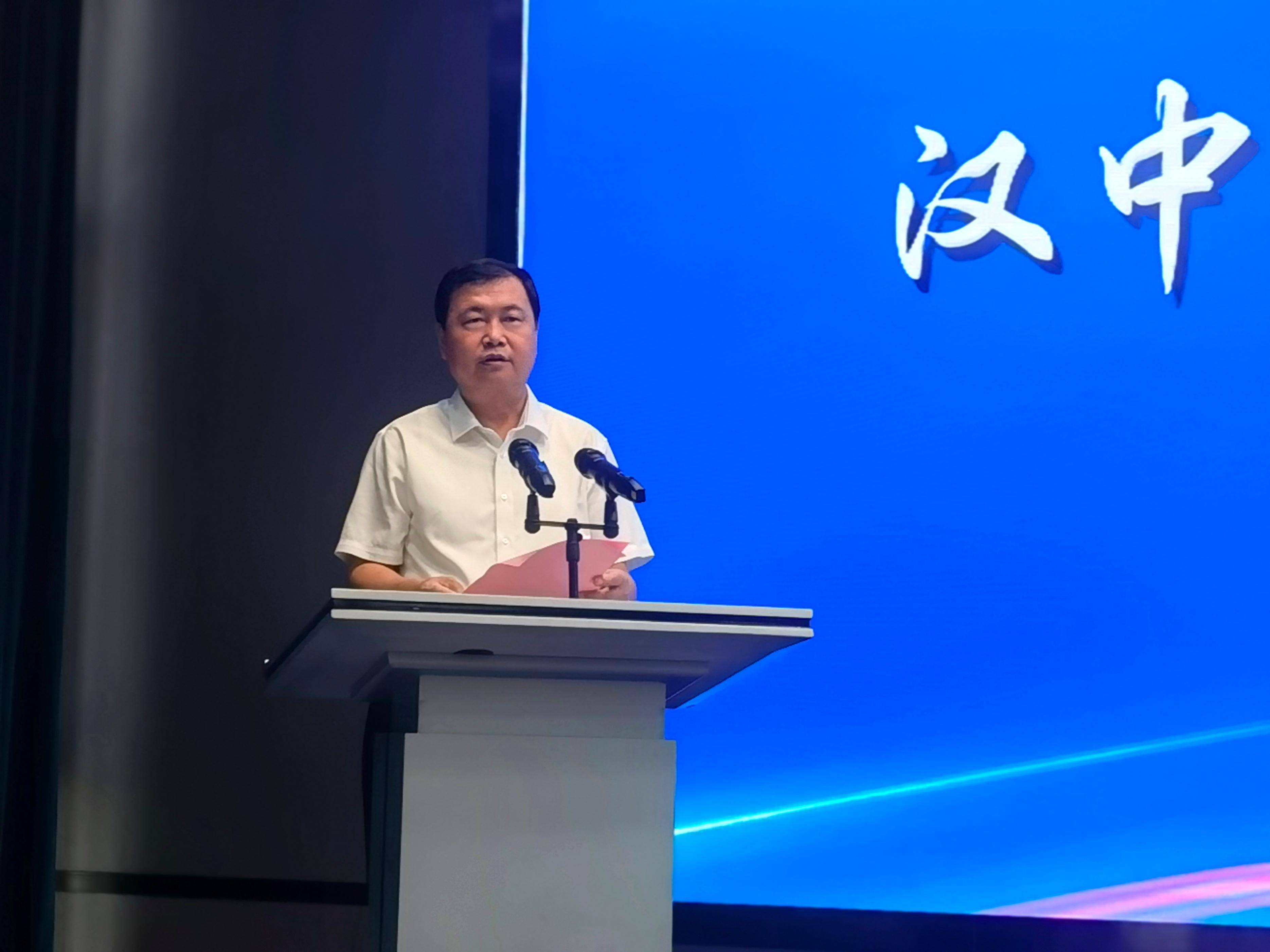 汉中市委常委,宣传部部长屈占权致辞,陕西省委网信办室务会成员魏军