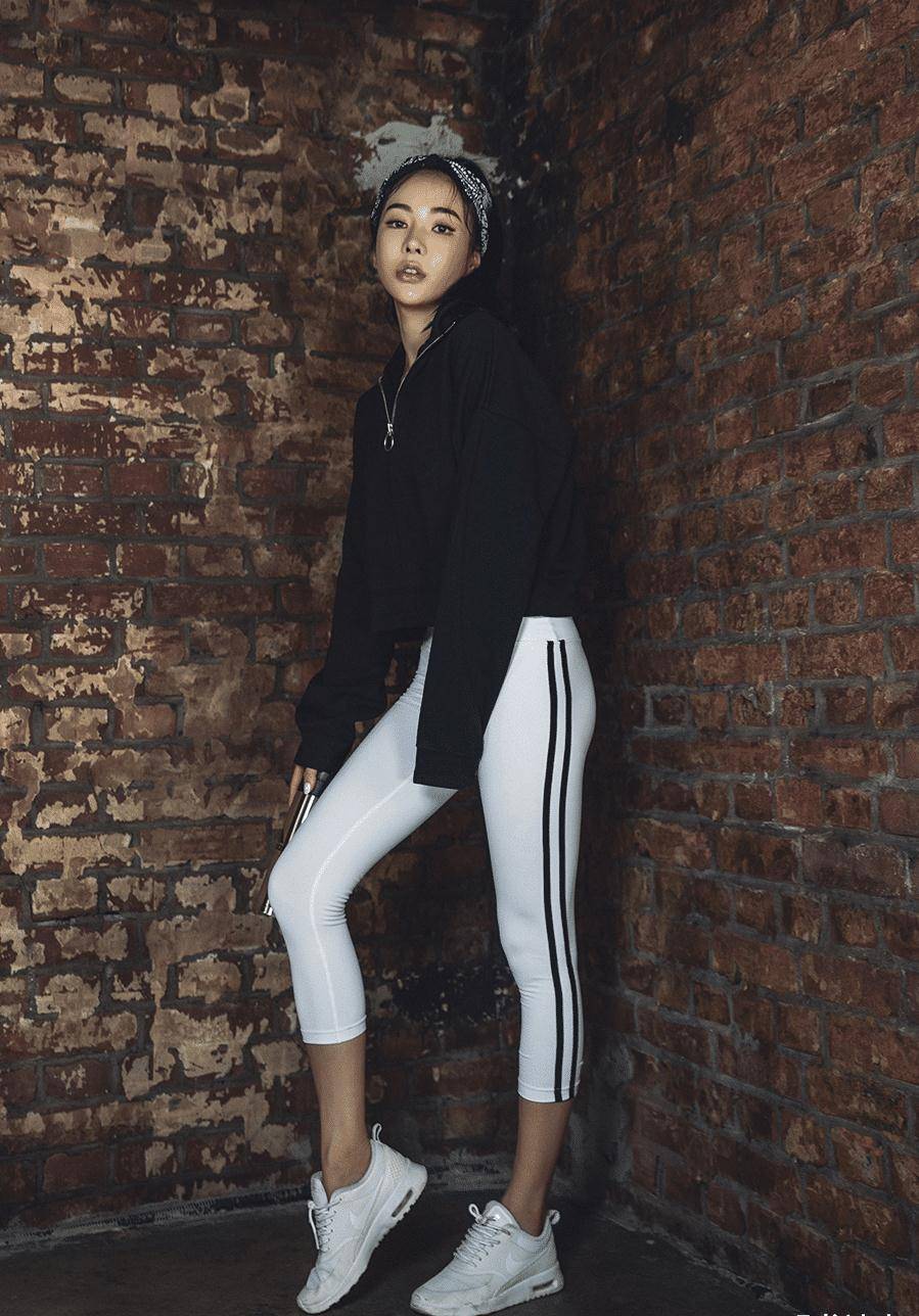 穿瑜伽裤的美女毛坯房里拍写真与其说她很米乐M6 M6米乐时尚不如说她很酷(图6)