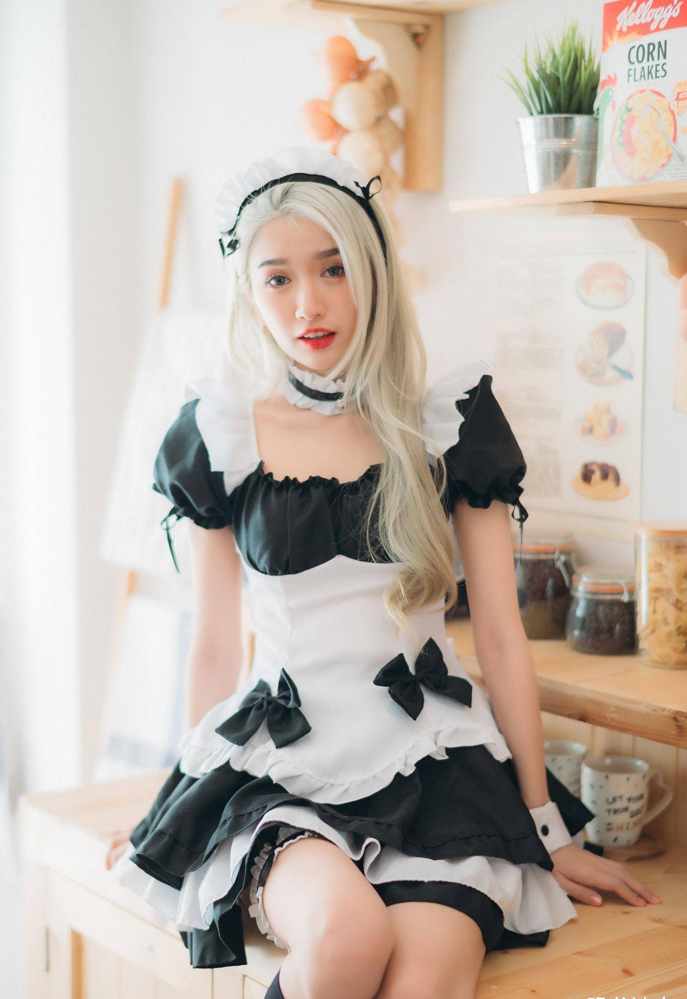 穿女仆装的青春美少女,绝美的颜值,动人的眼神,宅男看了会很心动_不