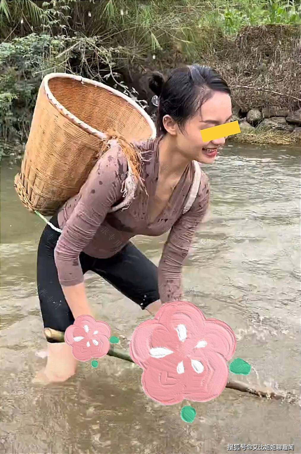 原创女子挽起裤腿跳进河里玩水整个人玩得开心不已