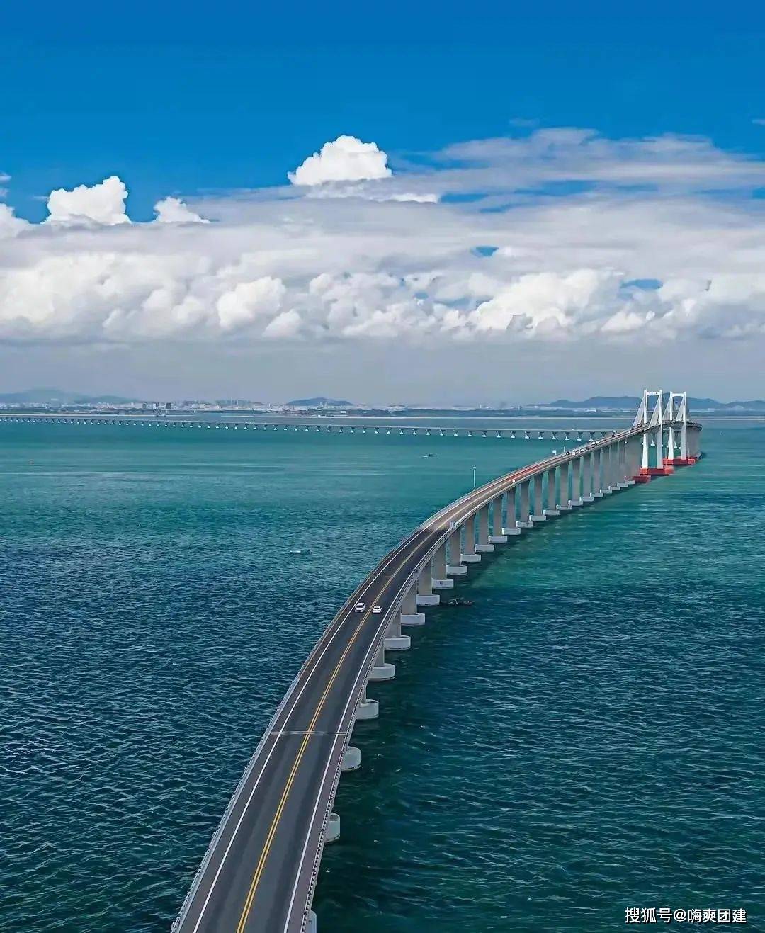 从高处俯瞰南澳大桥,就像是一条长龙盘踞在大海之上.