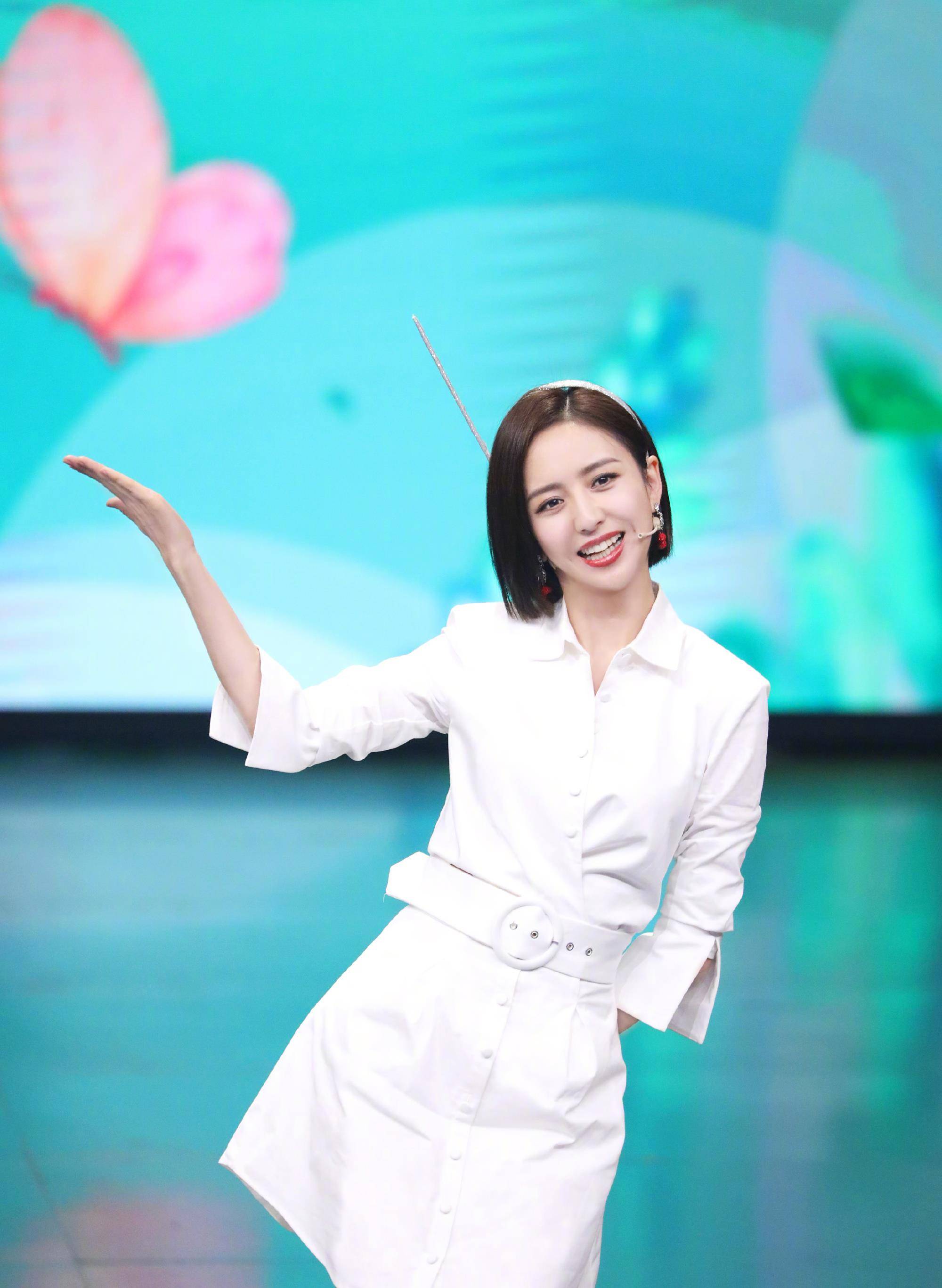 佟丽娅化身巴黎女人笑容甜美与大海合照短发也太可了