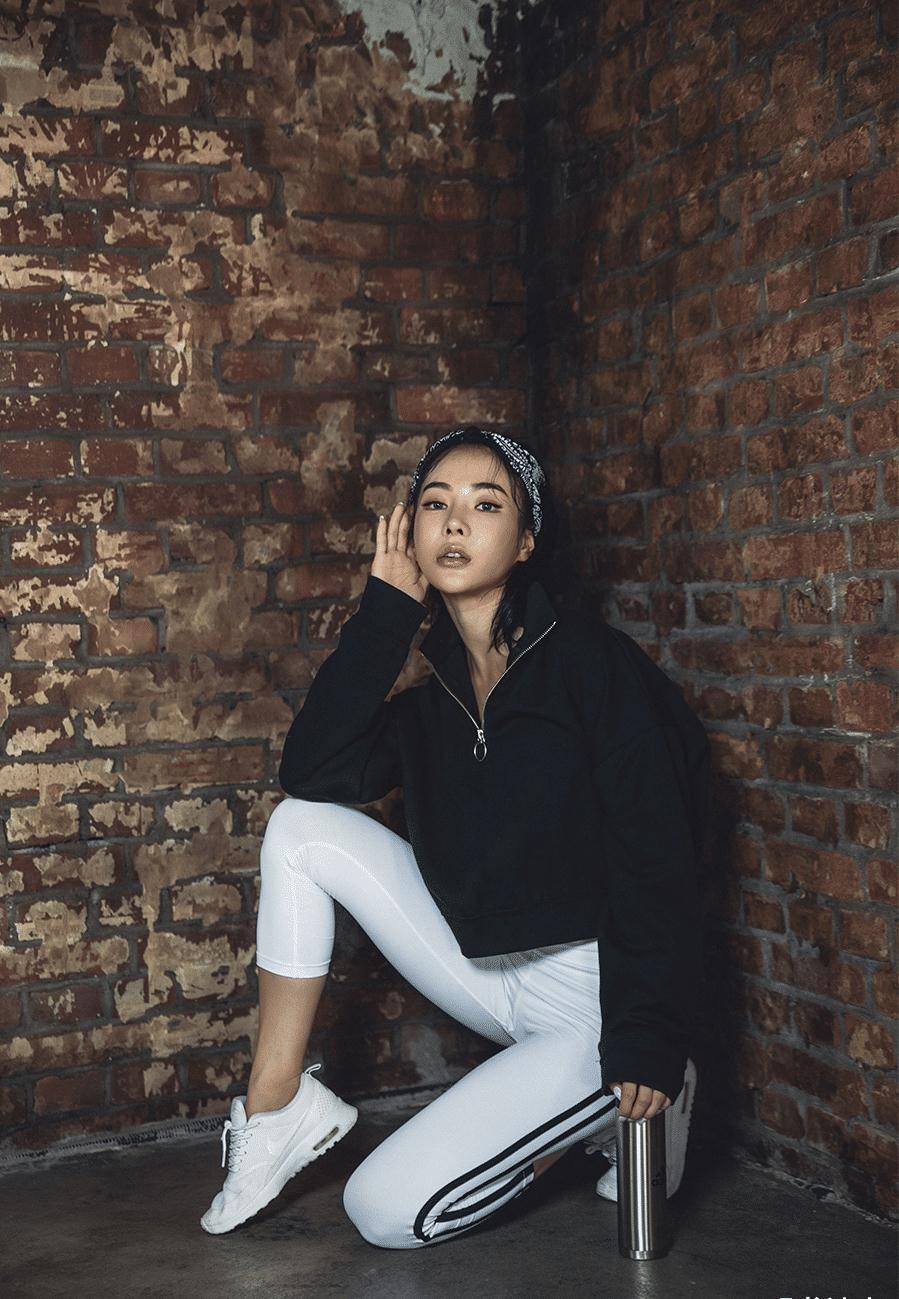 穿瑜伽裤的美女毛坯房里拍写真与其说她很米乐M6 M6米乐时尚不如说她很酷(图8)