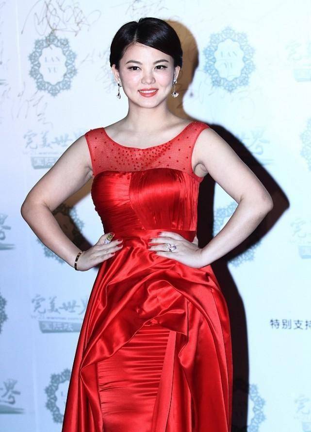 李湘自带贵妇气质,虽然身材看起来时尚,但是穿紧身红裙挺有曲线
