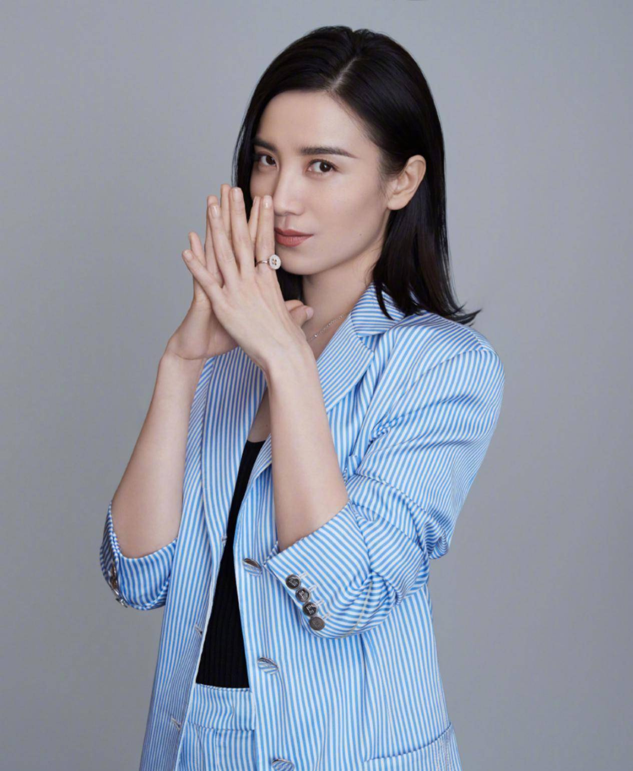 原创宋佳一如既往美到底霸气西服搭不规则长裙干练中不失小时尚