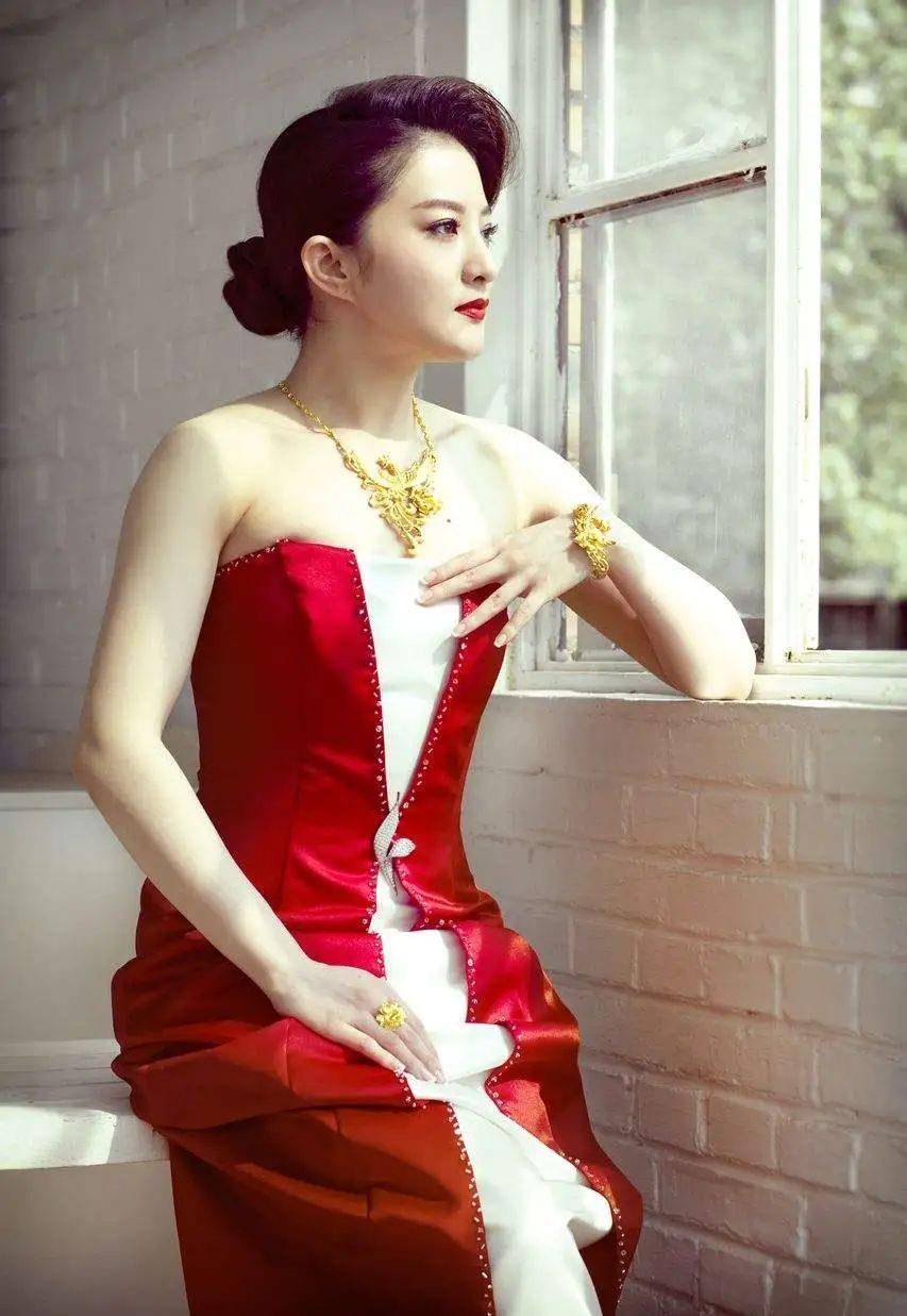 "小婉君"金铭也胖了,流苏小黑裙难挡身形圆润,发型让人看不懂_样式