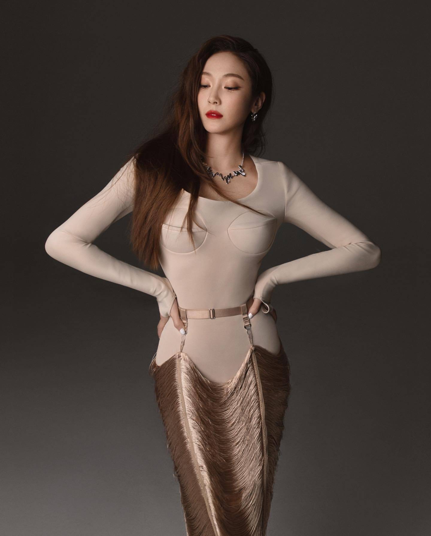 郑秀妍的诱惑魅力,性感的可乐瓶身材,颠覆传统风格的女神美