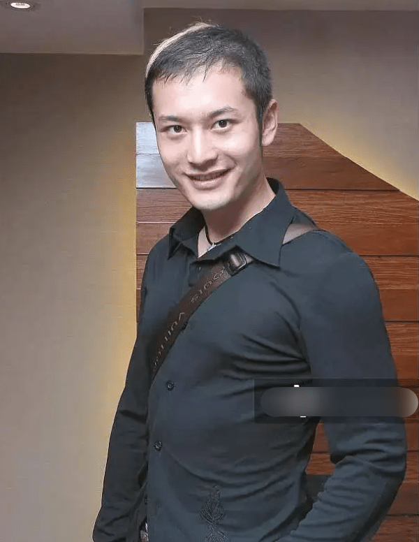 黄晓明带儿子游玩,小海绵暴风抽高超活泼,小眼睛单眼皮不像爸妈_网友