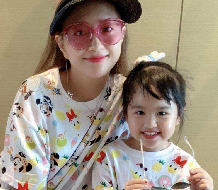 以前嫌她丑如今追成狗,包贝尔女儿颜值逆袭,网友:最美星二代_饺子_包