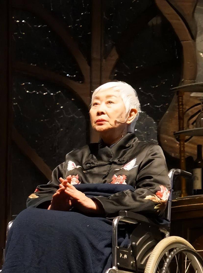 95岁的陆燕现身温哥华拍戏,展现健硕身材,她曾在《末代皇帝》_电影