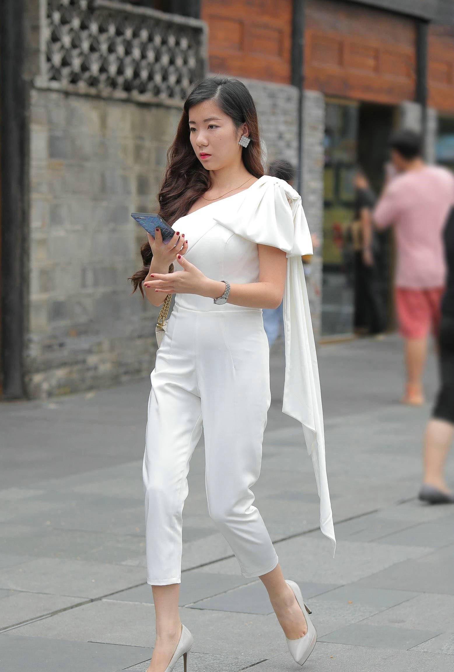 小姐姐穿白色不显胖,美女搭配白色连身裤和白色高跟鞋_白系_衣服_颜色