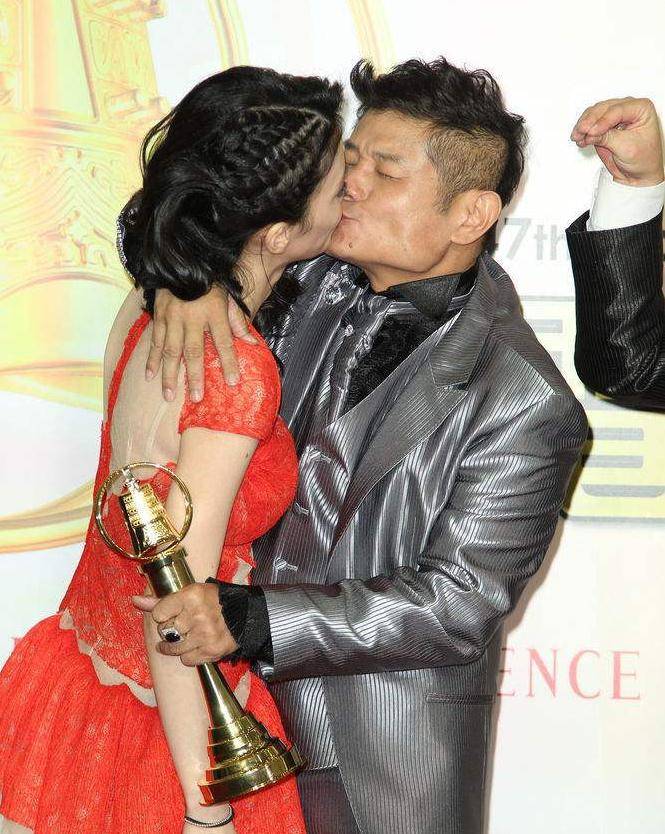 59岁男星娶小24岁娇妻,自认运气好,女方想拼三胎男方担惊受怕_许效舜