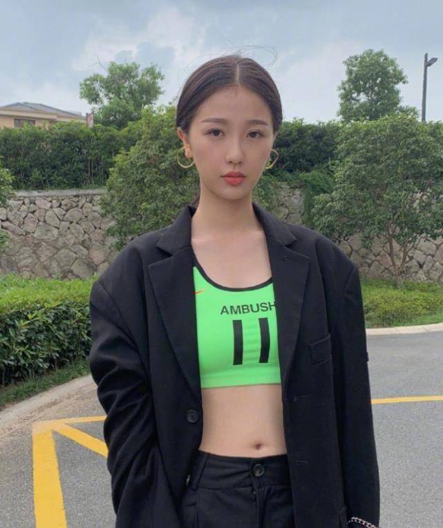 原创虞书欣是啥宝藏女孩穿荧光绿露脐装秀腰不想因嘟嘟肉火了