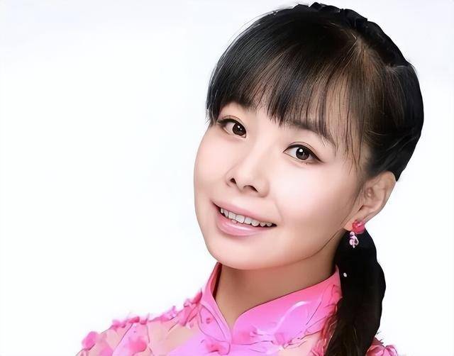 王二妮不仅获得了事业上的成功,还有了美满的家庭,丈夫非常疼爱她.