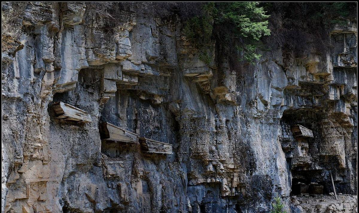从原著的设定可知,观山太保原是活跃在巫山棺材峡一带,靠盗取棺山悬棺