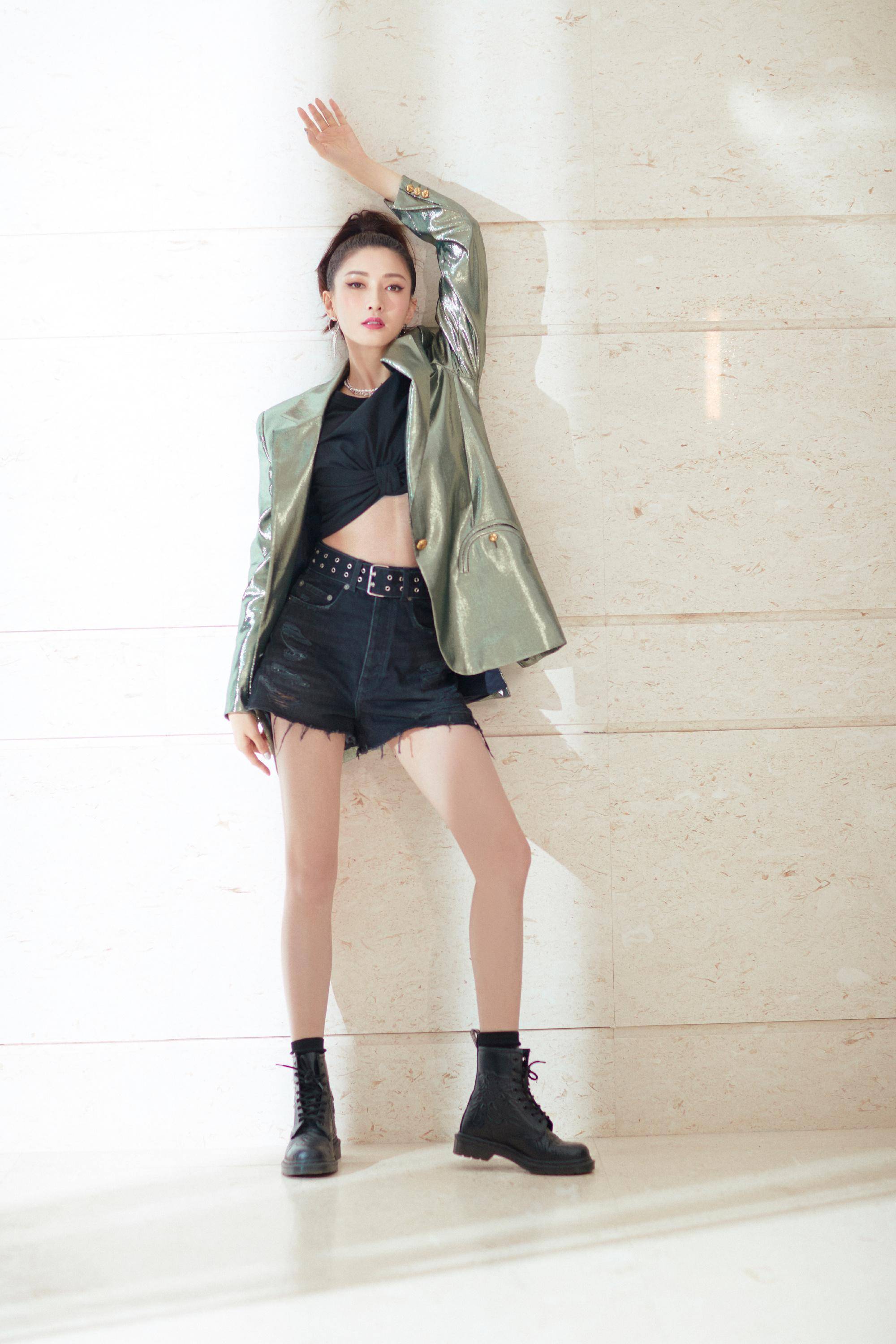 江疏影真是白到发光,穿绑带短裤秀"鸡蛋腿",女生看了都心动_时尚_设计