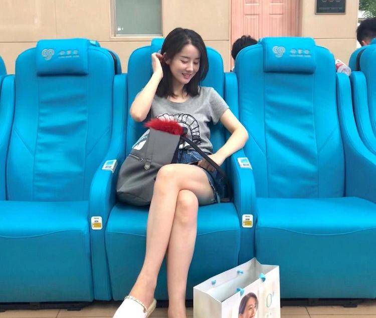 难怪能被星爷一眼看中,靠一双"天使腿"征服星爷,网友:我爱了_景如洋