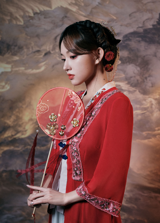 程潇红衣国风舞台,一袭红衣翩翩旋转,舞步灵动飘逸_舞蹈_红色_衣服