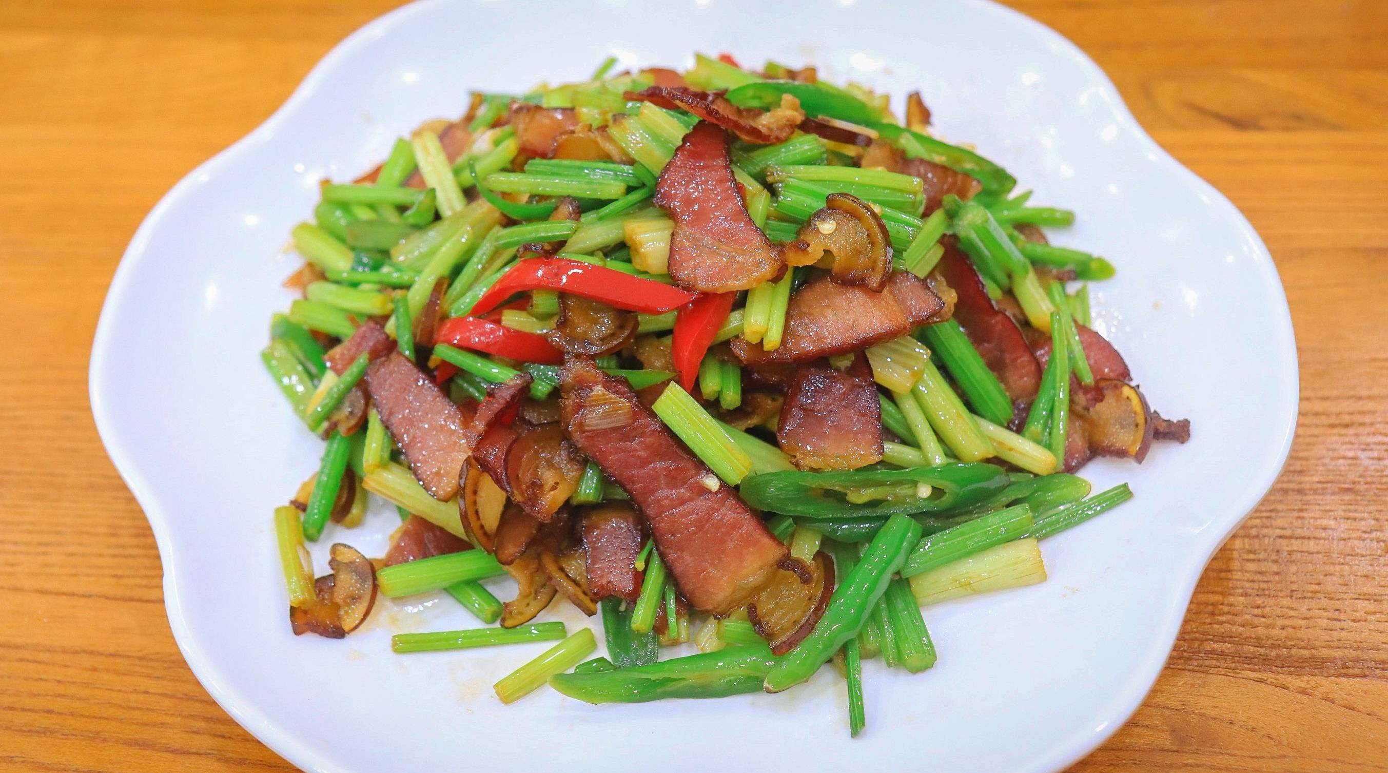 饭店的芹菜炒腊肉,为啥芹菜脆,腊肉软,让厨师长告诉你关键在哪