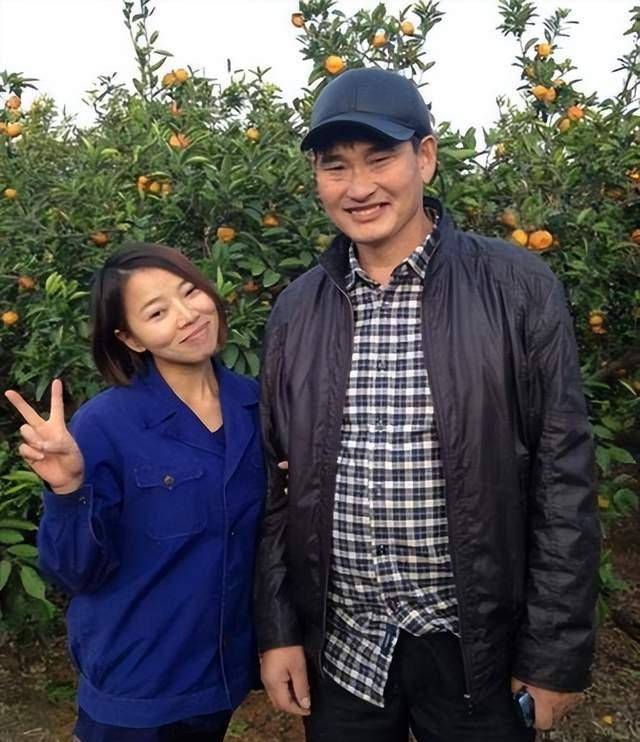 一歌成名,"大嘴三"变身"大衣哥"_朱之文_李玉华_村里