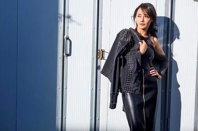 相较过去明亮清新的形象,现在的马雅舒反倒是有一种与之前不一样的