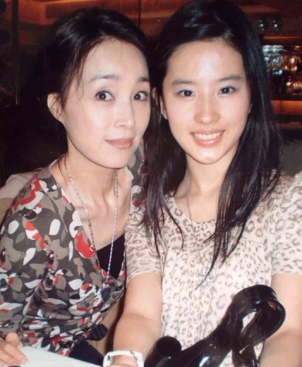 刘亦菲竟是"全家最丑",明星家族的基因果然强大_妈妈_关晓彤_刘晓莉