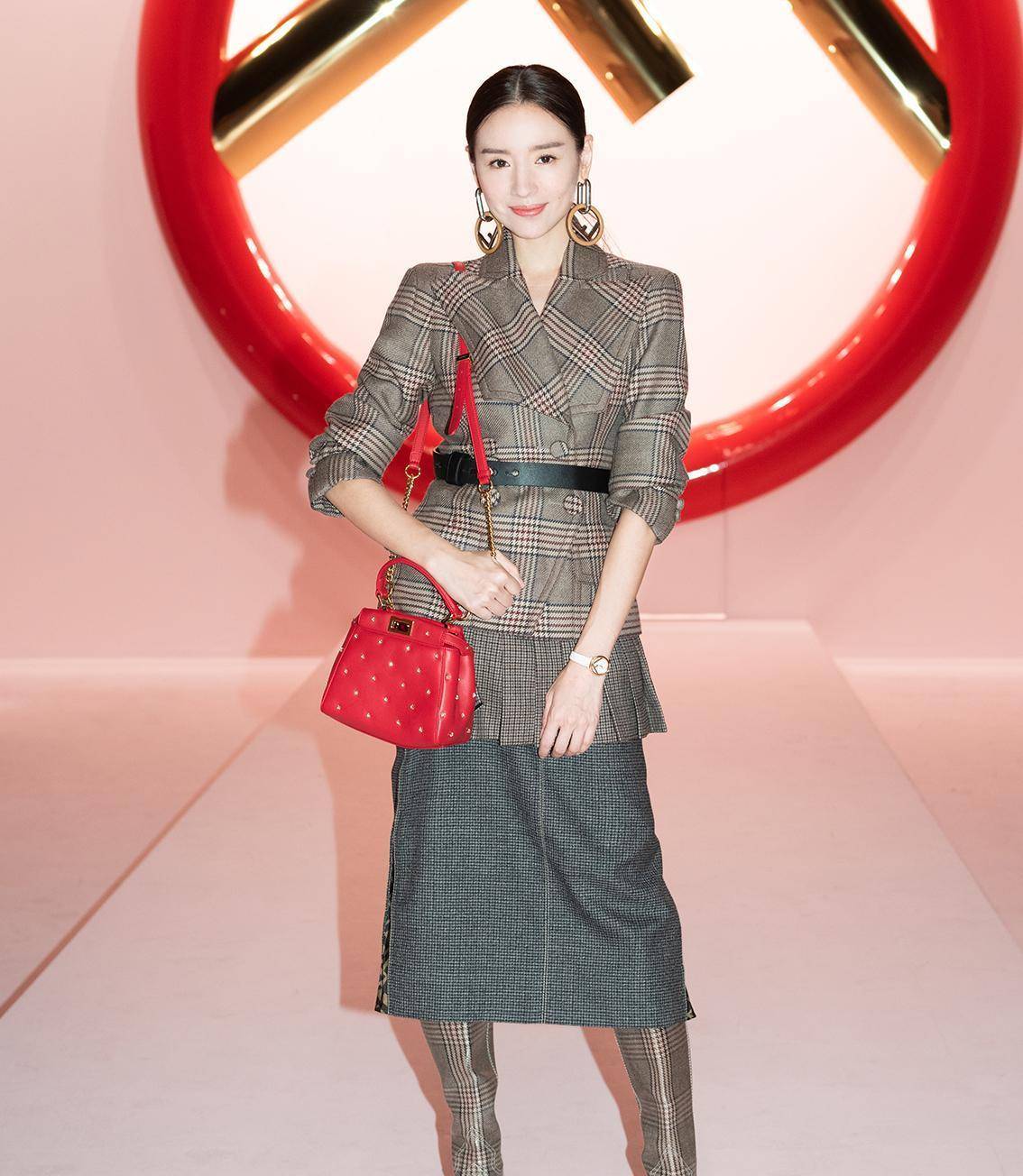 董洁穿衣风格:短裙下面套长裙,不仅不丑,意外美出了新高度_时尚_款式