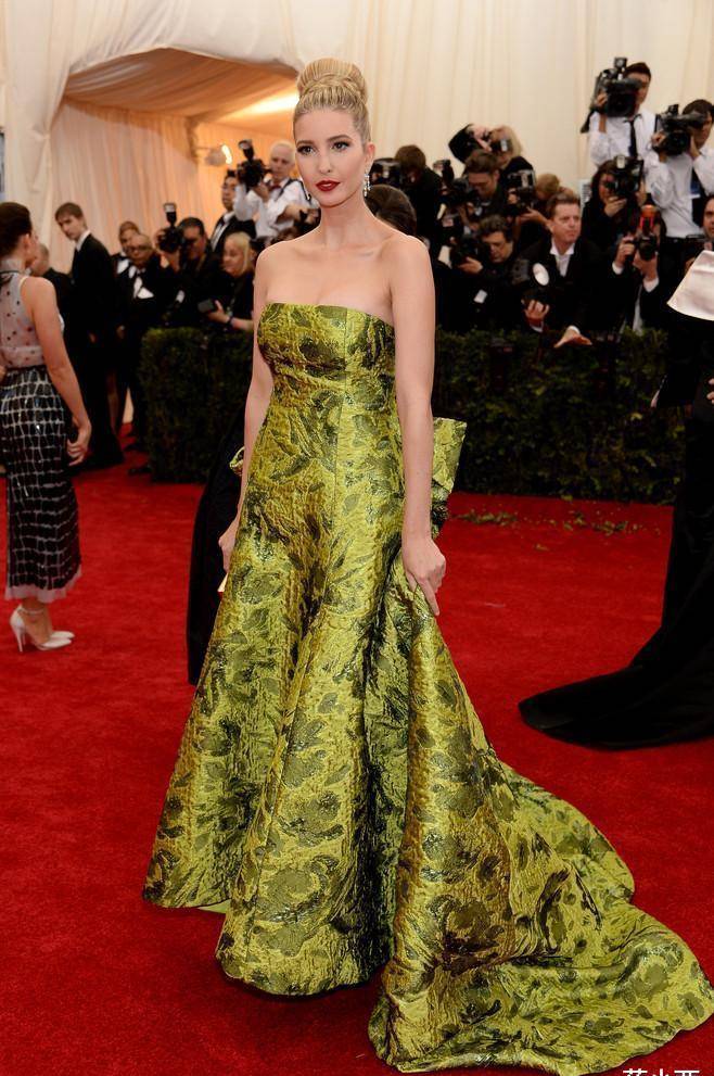 伊万卡终于认真穿搭了,穿白色阔腿裤套装"上紧下松",更高级了_连衣裙