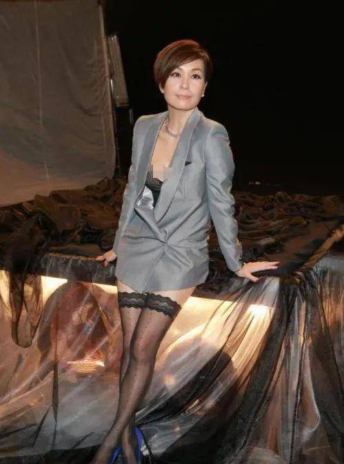 伍咏薇解锁西服新玩法,搭配黑色时尚时尚袜,妩媚撩人不失高级感_丝袜