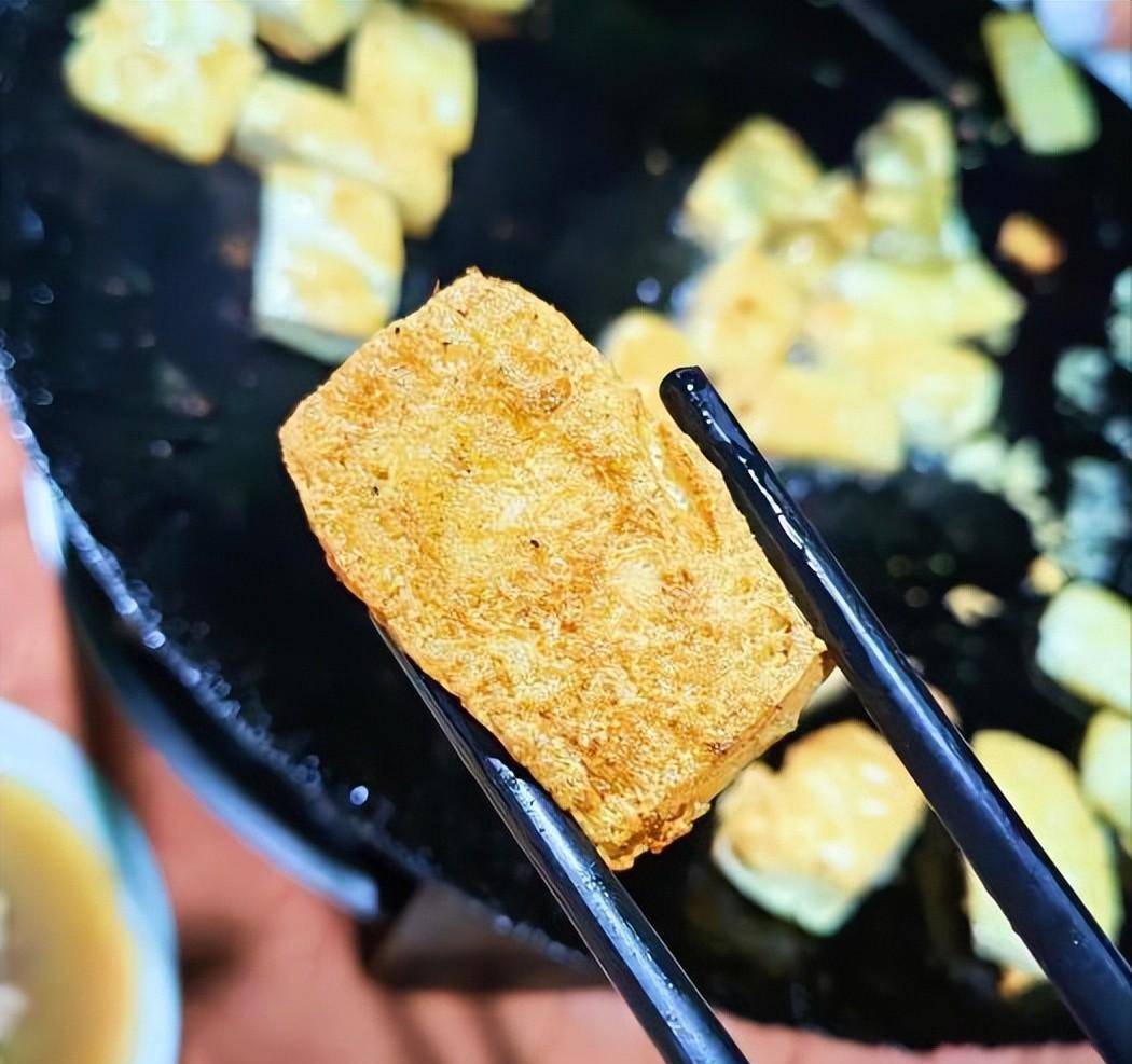 阳山大哥在佛山开店,没有环境和服务,客人坐在马路边上也吃得欢_铁板