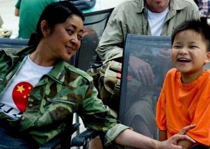 虎子:天生患有疾病,母亲倪萍独自带我艰难求医,此生难报母亲恩_王文澜