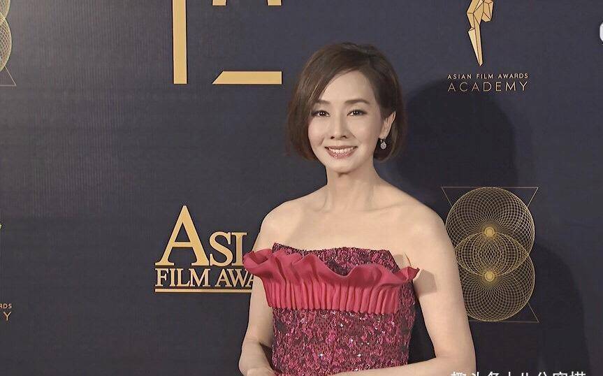 原创61岁毛舜筠一点没变化穿红色抹身材礼服高贵精致看不出真实年龄