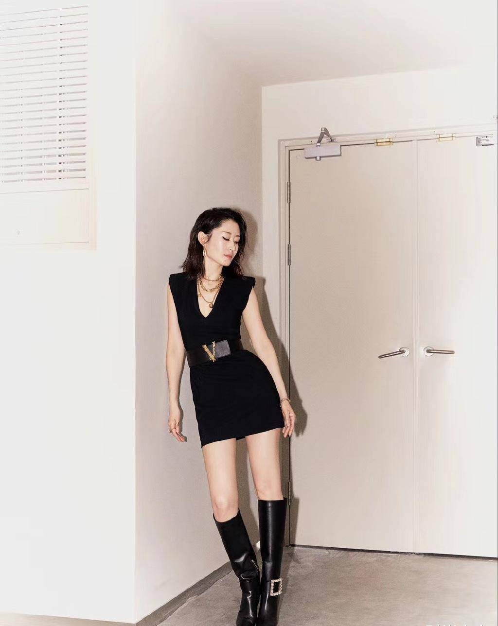 44岁刘敏涛身材太一流了,超短裙刚过臀部,配高筒靴时尚撩人_中年_造型